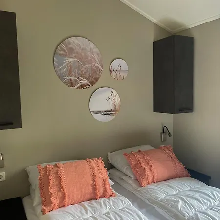 By Park Pond In The Netherlands 샬레 *