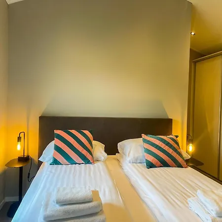 샬레 By Park Pond In The Netherlands *