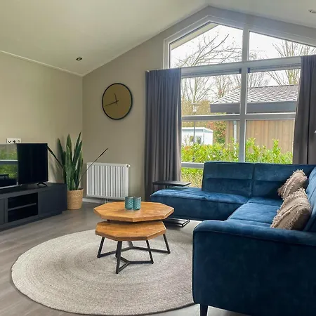 By Park Pond In The Netherlands 샬레 벨트호벤