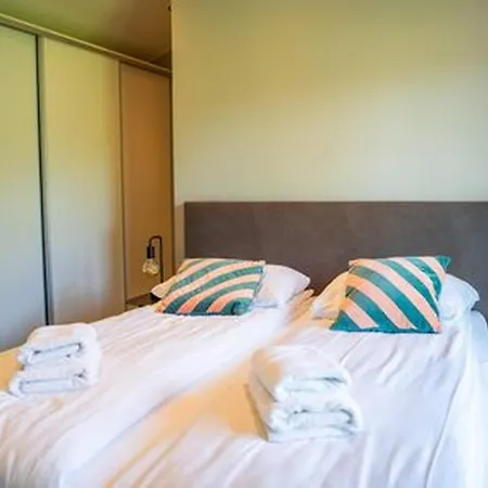 By Park Pond In The Netherlands Σαλέ *