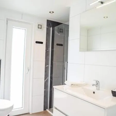 By Park Pond In The Netherlands * 벨트호벤