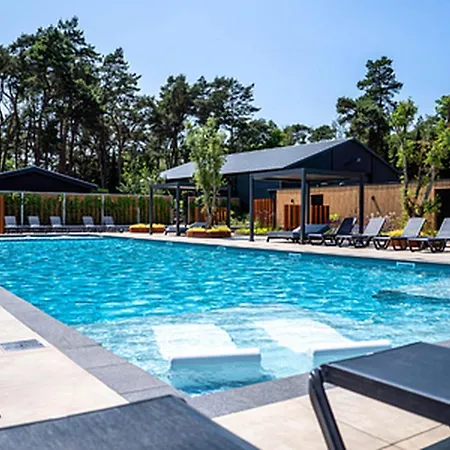 By Park Pond In The Netherlands 샬레