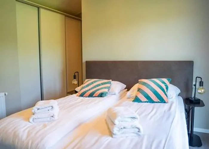 By Park Pond In The Netherlands Σαλέ *