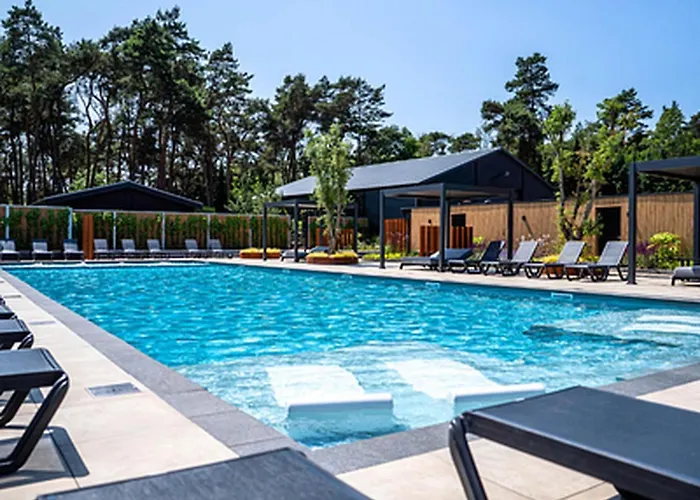 By Park Pond In The Netherlands Σαλέ