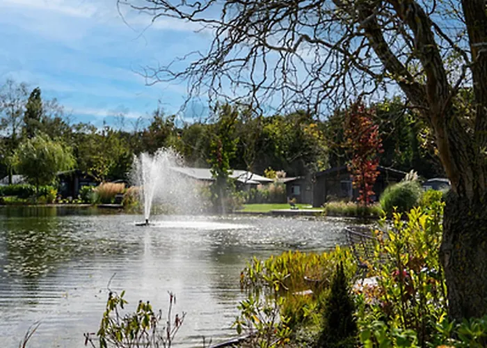 By Park Pond In The Netherlands Σαλέ Veldhoven