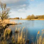 샬레 By Park Pond In The Netherlands 벨트호벤