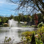 By Park Pond In The Netherlands 샬레 벨트호벤