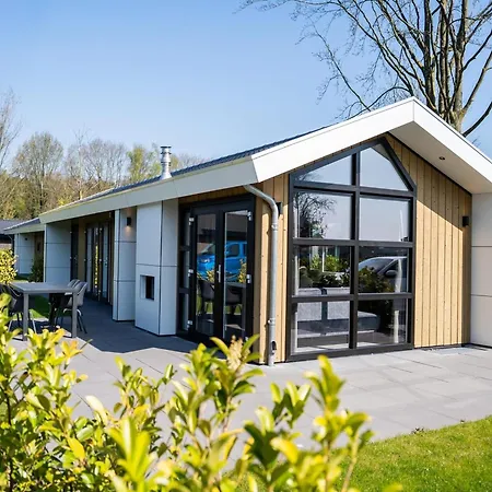 샬레 By Park Pond In The Netherlands *